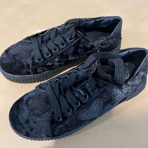 NEW girls Italian velvet sneakers with shiny heart patch size 31 ( size 12-13 ).